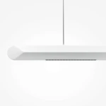 Lampa wisząca LED Motion 120 w kolorze białym, o długości 120 cm, z zaokrąglonymi krawędziami. Emituje światło o temperaturze 3000K, zawieszona na cienkich linkach, z widocznym panelem świetlnym na dolnej części.