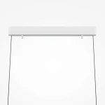 Lampa wisząca LED Motion 120 w kolorze białym, o mocy 40W i temperaturze barwowej 3000K. Ma prostokątny kształt, zawieszona na dwóch czarnych linkach. Ujęcie frontalne, na jednolitym tle.