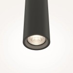 Lampa wisząca Pro Base LED o mocy 6W i barwie 4000K w kolorze czarnym. Zbliżenie na cylindryczny korpus z reflektorem, emitującym jasne światło. Prosta, nowoczesna forma, zawieszona w górnej części zdjęcia na jasnym tle.