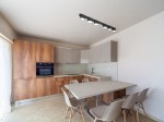 Cruz lampa sufitowa 6xGX53 w kolorze czarnym, zamontowana na suficie kuchni, o minimalistycznym designie. Lampa składa się z sześciu okrągłych źródeł światła, rozmieszczonych równomiernie na prostokątnej podstawie.