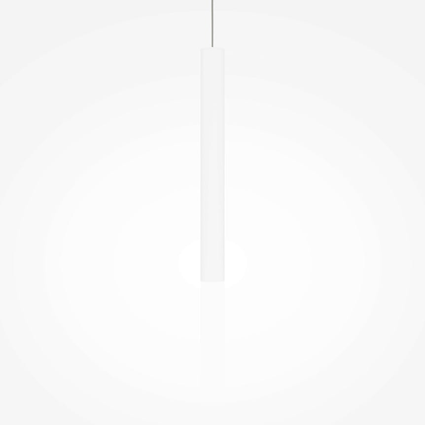 Lampa wisząca LED Pro Shade, cylindryczna, biała, o długości średniej, zawieszona na cienkim przewodzie. Emituje światło o temperaturze 4000K, przeznaczona do nowoczesnych wnętrz. Tło proste, białe.