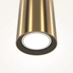 Lampa wisząca Pro Focus z mosiądzu z pojedynczym źródłem światła GU10. Ujęcie z dołu, ukazujące cylindryczny kształt w kolorze błyszczącego mosiądzu oraz okrągły, białym klosz. Tło jasne, bez wzorów.