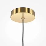 Lampa wisząca Pro Focus w mosiężnym kolorze z oprawą na jedną żarówkę GU10. Widok z dołu, pokazujący okrągłą podstawę oraz czarny kabel. Podstawa ma gładką, błyszczącą powierzchnię. Tło jasne i jednolite.