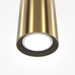 Lampa wisząca Pro Focus z jedną oprawą GU10, w kolorze błyszczącego mosiądzu. Zbliżenie na okrągły klosz, z czarnym wykończeniem wewnętrznym, zawieszony w pionie, na białym tle.