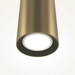 Lampa wisząca Pro Focus w kolorze złotym z oprawą na jedną żarówkę GU10. Ujęcie z bliska, pokazujące cylindryczny kształt i wbudowane źródło światła. Tło jasne, podkreślające elegancki design lampy.