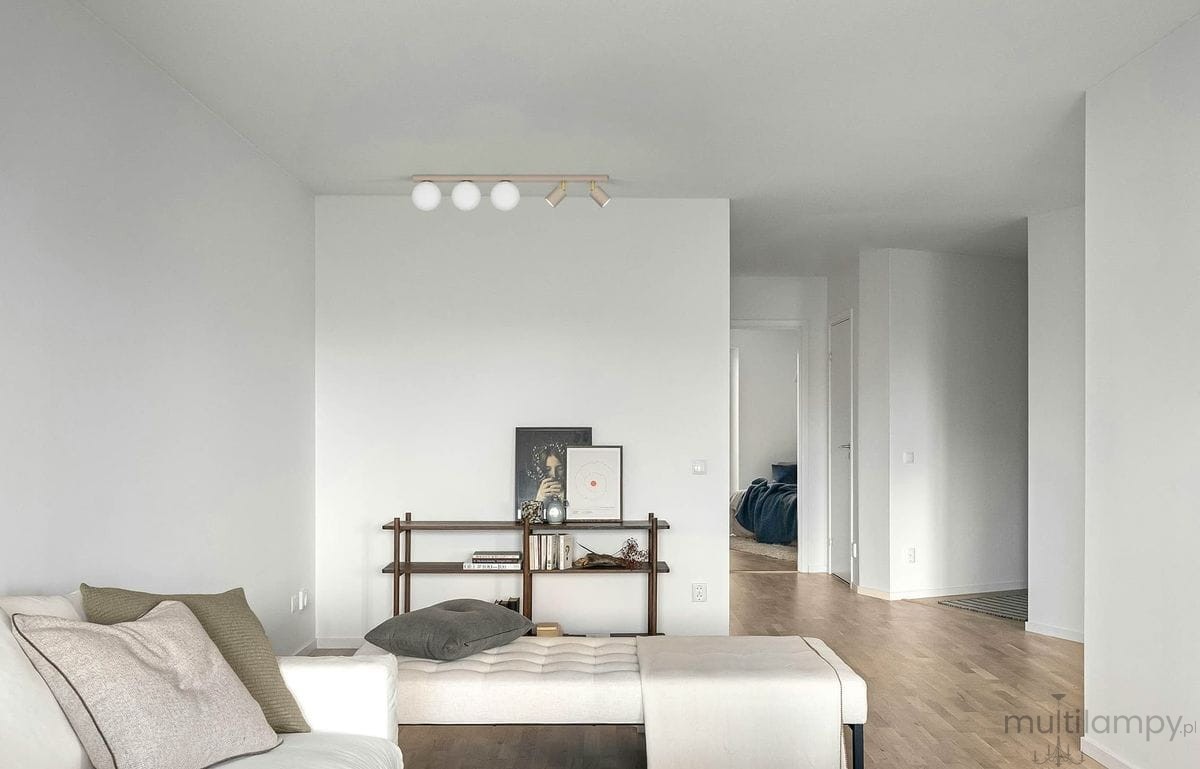 Beżowa lampa sufitowa Aspa z dwoma źródłami światła GU10 i trzema G9, zamontowana na suficie. Kąt ujęcia frontalny, ukazuje lampę w nowoczesnym wnętrzu, w tle minimalistyczne meble i jasne ściany.