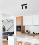 Lampa sufitowa Monti w kolorze czarnym z dwoma reflektorami GU10, zamontowana na suficie w nowoczesnej kuchni. Czarne oprawy z mosiężnymi detalami, minimalistyczny design, w tle drewniane elementy i biały blat.