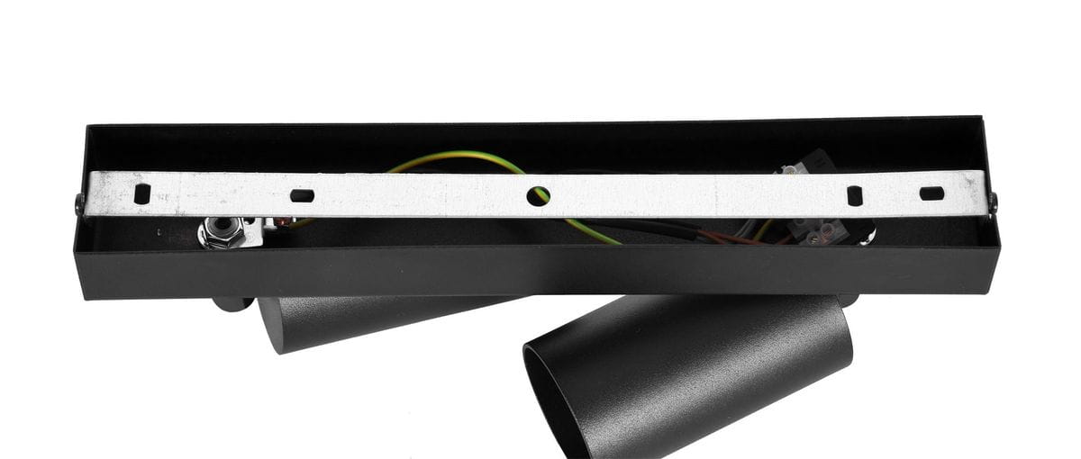 Czarna lampa sufitowa Monti z dwoma spotami na żarówki GU10. Widok z góry, ukazujący metalową obudowę i elementy wewnętrzne, w tym przewody. Prosta, nowoczesna konstrukcja do montażu na suficie.