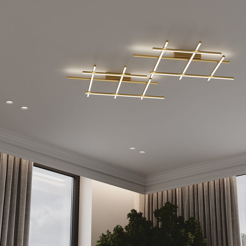 Lampa sufitowa LED Radiance w kolorze złotym, o mocy 50W i temperaturze barwowej 3000K. Posiada nowoczesny, geometryczny kształt z prostokątnymi elementami, zamontowana na suficie. W tle widoczne zasłony i roślina.