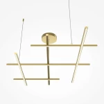 Lampa wisząca LED Radiance w kolorze złotym, o mocy 80W i temperaturze barwowej 3000K. Posiada nowoczesny, geometryczny kształt z poziomymi i pionowymi elementami. Zawieszona na cienkich linkach, mocowana do sufitu.