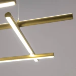 Lampa wisząca LED Radiance w kolorze złotym, o prostokątnych, minimalistycznych kształtach. Ujęcie z góry, z widocznym światłem LED w odcieniu 3000K. Elementy metalowe o matowej fakturze, zawieszone na cienkich linkach.