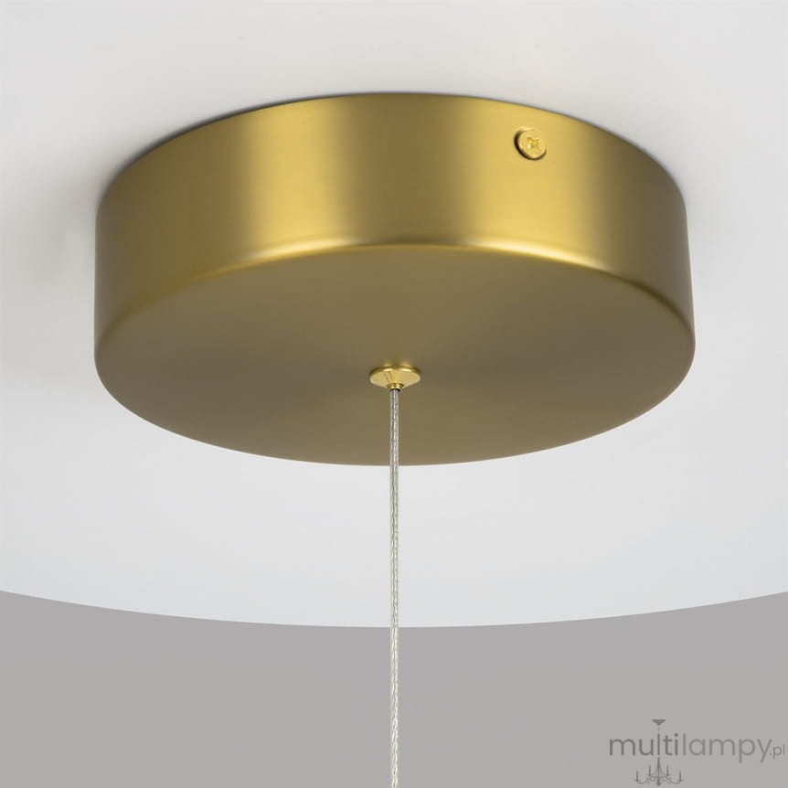 Złota lampa wisząca LED Radiance o mocy 80W, temperatura barwowa 3000K. Widoczna okrągła podsufitka z matowego metalu, z zawieszeniem na cienkim przewodzie. Prosty, elegancki design, idealny do nowoczesnych wnętrz.