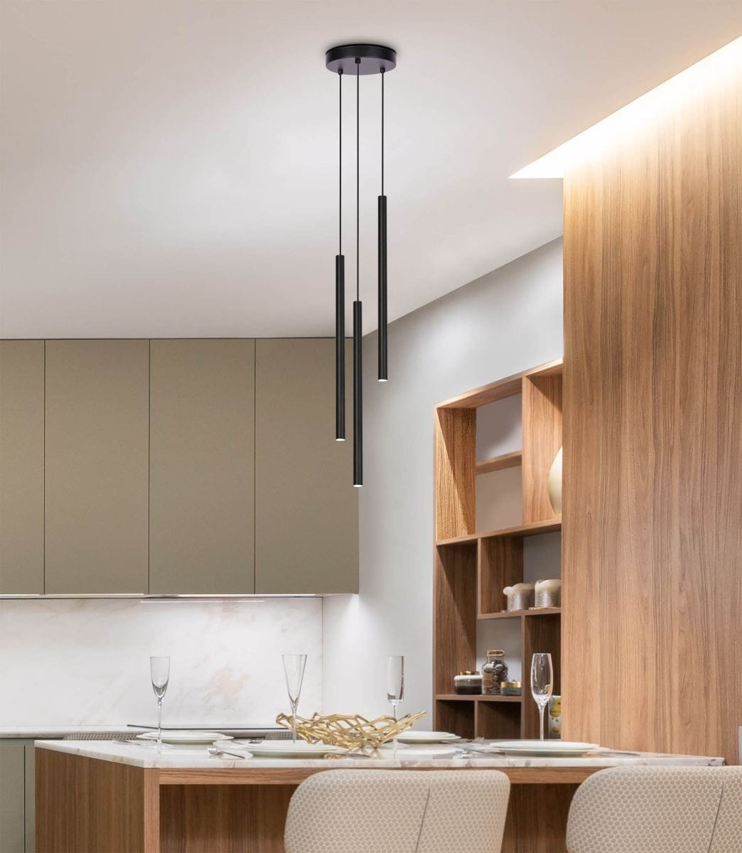 Lampa wisząca Gelato w kolorze czarnym z trzema cylindrycznymi kloszami, zamontowana na suficie. Klosze o matowej fakturze, zawieszone na cienkich linkach. Produkt idealny do nowoczesnych wnętrz, umieszczony nad blatem w kuchni.