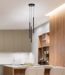 Lampa wisząca Gelato w kolorze czarnym z trzema cylindrycznymi kloszami, zamontowana na suficie. Klosze o matowej fakturze, zawieszone na cienkich linkach. Produkt idealny do nowoczesnych wnętrz, umieszczony nad blatem w kuchni.