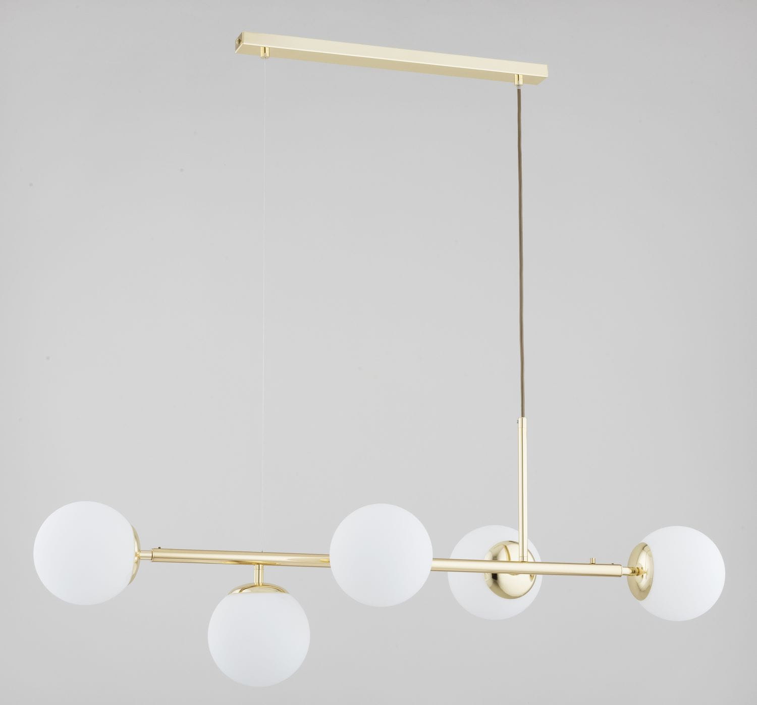 Lampa wisząca Dansa w kolorze złotym i białym, składająca się z pięciu białych, okrągłych kloszy na metalowym ramieniu. Ujęcie frontalne, lampa zawieszona na cienkim przewodzie, z prostokątnym stelażem u góry. Tło szare, minimalistyczne.