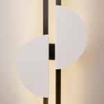 Kinkiet LED Skyline w kolorze czarnym i białym, o mocy 23W i temperaturze barwowej 4000K. Produkt ma unikalny design z dwoma półokrągłymi osłonami w białym kolorze, zamontowanymi na czarnym stelażu. Ujęcie z bliska, pokazujące detale.
