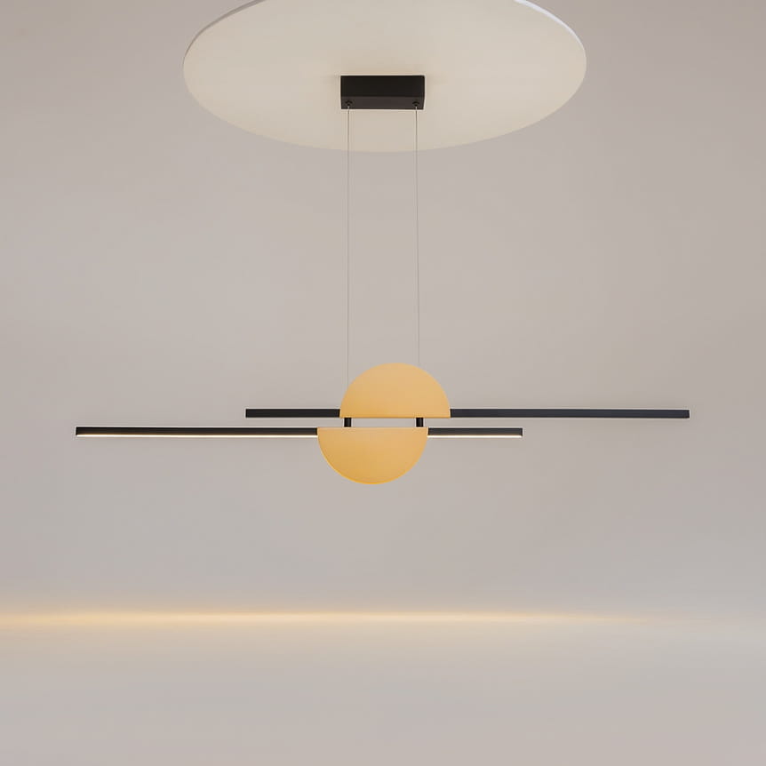 Lampa wisząca LED Skyline o mocy 26W, kolor czarny i złoty. Posiada okrągły, złoty element w centralnej części oraz dwa prostokątne czarne ramiona. Ujęcie frontalne, zawieszona na cienkich linkach z okrągłym sufitem. Jasne, nowoczesne wzornictwo.