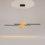 Lampa wisząca LED Skyline o mocy 26W, kolor czarny i złoty. Posiada okrągły, złoty element w centralnej części oraz dwa prostokątne czarne ramiona. Ujęcie frontalne, zawieszona na cienkich linkach z okrągłym sufitem. Jasne, nowoczesne wzornictwo.