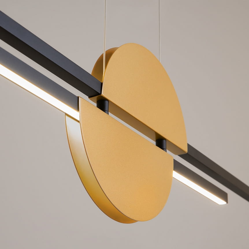 Lampa wisząca LED Skyline w kolorze czarnym i złotym, o kształcie okrągłym, z dwiema poziomymi belkami. Żródło światła LED o mocy 26W i temperaturze barwowej 4000K, zawieszona na cienkich linkach, na jednolitym tle.