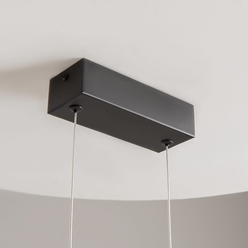 Lampa wisząca LED Skyline, czarna z elementami złotymi, z prostokątnym, matowym uchwytem montażowym. Wisi na cienkich, metalowych linkach. Źródło światła o mocy 26W i temperaturze barwowej 4000K. Widok z góry na lampę zamontowaną na suficie.