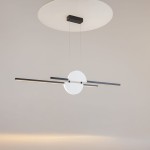 Lampa wisząca LED Skyline, czarna i biała, z okrągłym elementem centralnym oraz dwoma poziomymi, prostokątnymi paskami. Ujęcie z góry, zawieszona na cienkich linkach. Świetliste źródło 26W, temperatura barwowa 4000K. Tło jasne, minimalistyczne.
