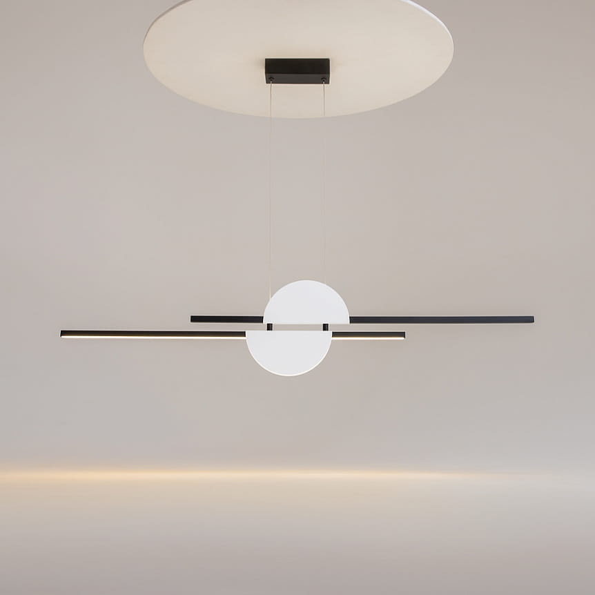Czarna i biała lampa wisząca LED Skyline o mocy 26W i temperaturze barwowej 4000K. Posiada okrągły element centralny oraz dwa poziome paski, zawieszona na cienkich linkach z okrągłym, białym sufitem. Idealna do nowoczesnych wnętrz.