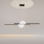 Czarna i biała lampa wisząca LED Skyline o mocy 26W i temperaturze barwowej 4000K. Posiada okrągły element centralny oraz dwa poziome paski, zawieszona na cienkich linkach z okrągłym, białym sufitem. Idealna do nowoczesnych wnętrz.