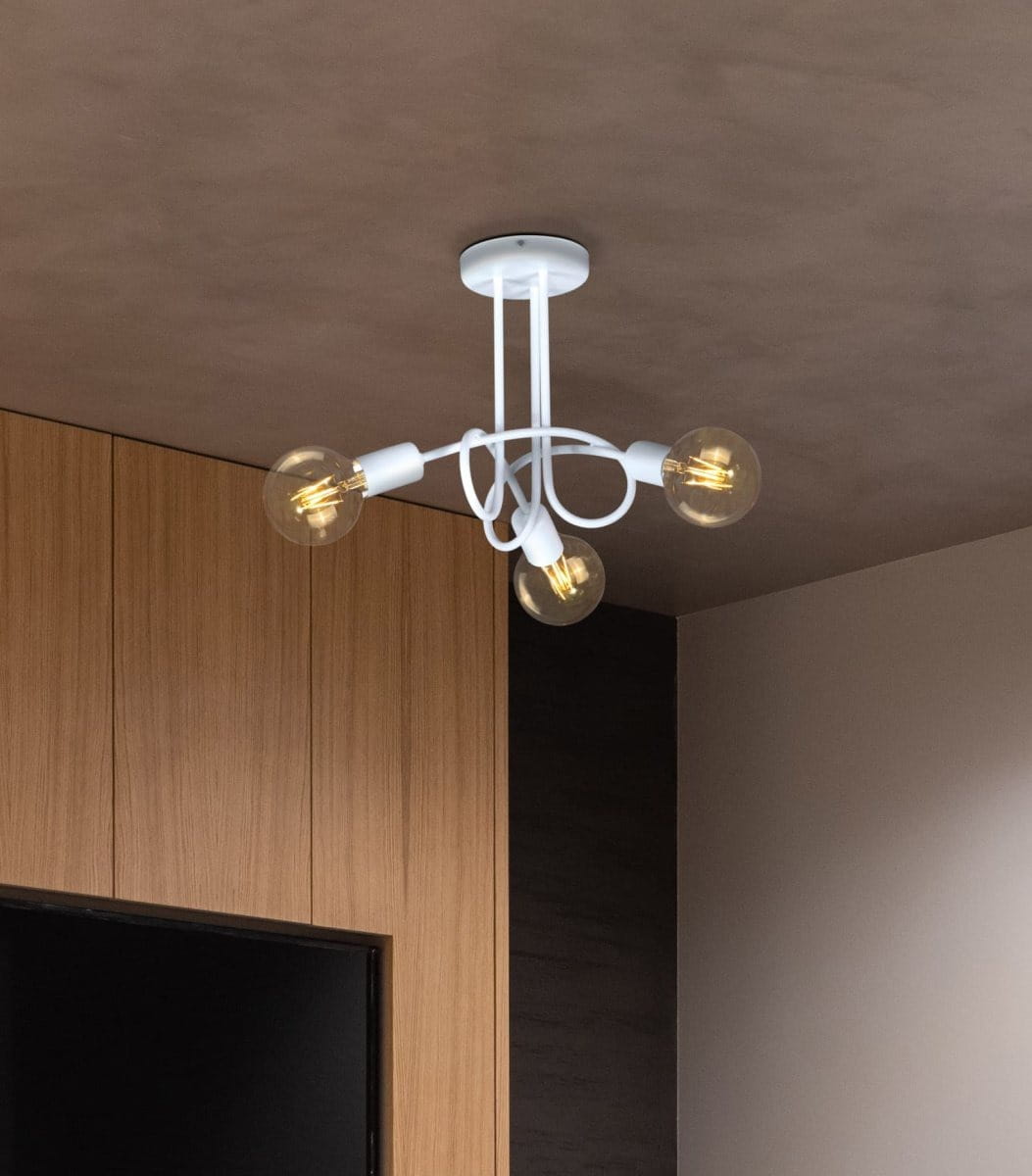 Lampa sufitowa K-3610 w kolorze białym z trzema oprawkami na żarówki E27. Ułożona w sposób nowoczesny, z widocznymi przezroczystymi kloszami. Zawieszona na suficie, w tle drewniane panele.