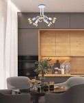 Lampa sufitowa 5xE27 w kolorze białym, z pięcioma kulistymi oprawami na żarówki, zawieszona w kuchni nad okrągłym stołem. W tle widoczne szare meble, drewniana zabudowa i rośliny dekoracyjne.