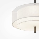 Lampa wisząca Bergamo w białym kolorze, z pięcioma miejscami na żarówki E27. Składa się z dwóch okrągłych kloszy – zewnętrznego z przezroczystego materiału i wewnętrznego z matowego szkła. Wisi na smukłym, ciemnym uchwycie.