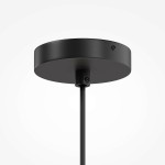 Lampa wisząca Bergamo z białym kloszem, pięcioma gniazdami E27, zawieszona na czarnym przewodzie. Widok od dołu na okrągłą podstawę mocującą z widocznym otworem montażowym. Tło białe, minimalistyczne.