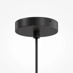 Sufitowa lampa wisząca Bergamo w kolorze szarym i białym, z pięcioma oprawami typu E27. Ujęcie z dołu, pokazujące okrągłą, metalową podstawę w kolorze czarnym oraz przewód. Prosty, nowoczesny design.