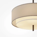 Lampa wisząca Bergamo z pięcioma miejscami na żarówki E27, w kolorze szarym i białym. Okrągły klosz o matowej fakturze, zawieszony na ciemnym uchwycie, z delikatnym, półprzezroczystym wnętrzem. Ujęcie z góry, na białym tle.