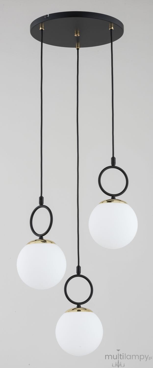Lampa wisząca Lister z trzema źródłami światła E14. Czarno-biała konstrukcja z okrągłymi, matowymi kloszami w kolorze białym, zawieszonymi na czarnych linkach. Elementy wykończeniowe w kolorze złotym. Montaż sufitowy, widok z przodu.