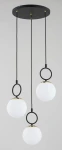 Lampa wisząca Lister z trzema źródłami światła E14. Czarno-biała konstrukcja z okrągłymi, matowymi kloszami w kolorze białym, zawieszonymi na czarnych linkach. Elementy wykończeniowe w kolorze złotym. Montaż sufitowy, widok z przodu.