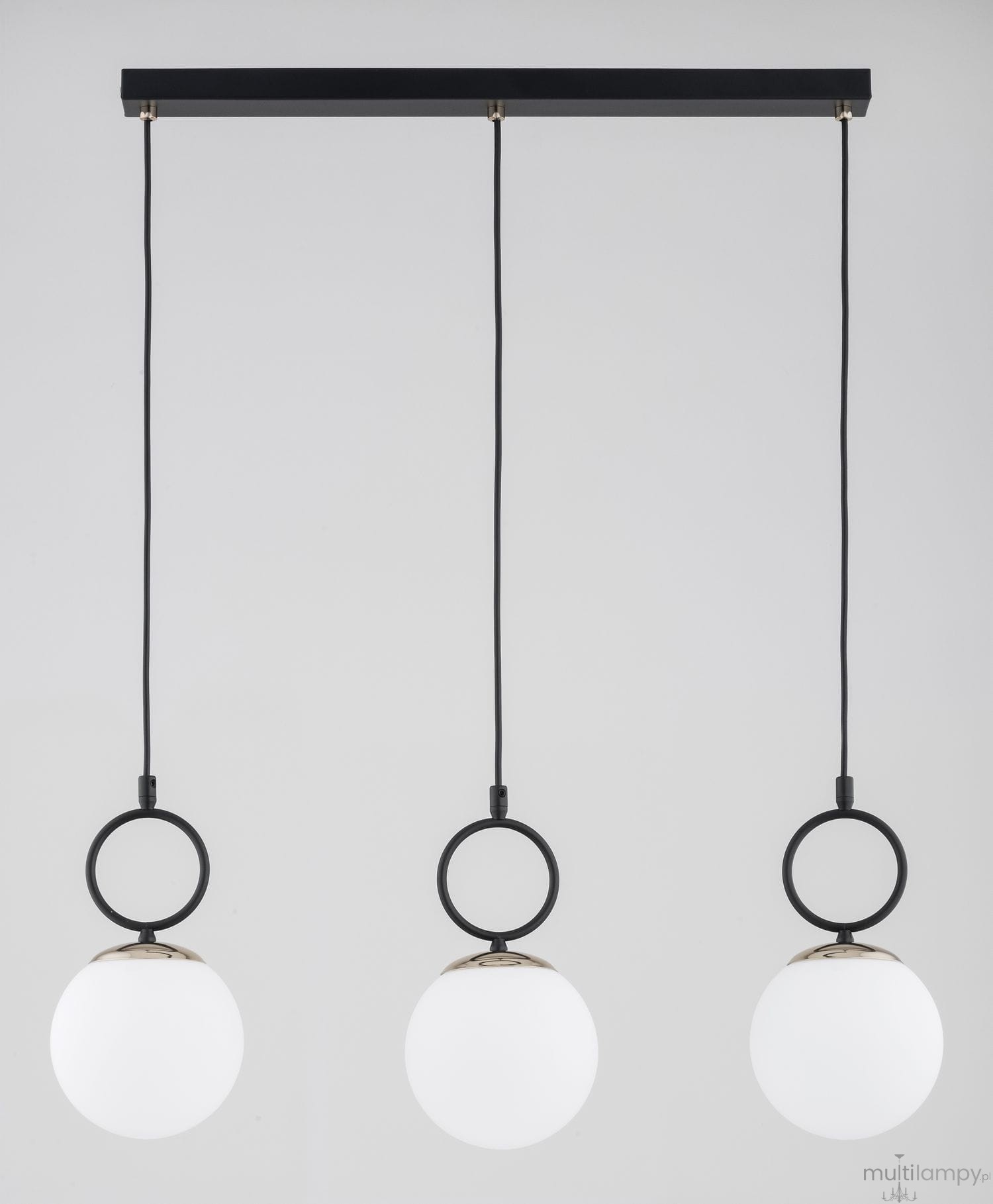 Lampa wisząca Lister w czarno-białym kolorze z trzema oprawami E14. Posiada okrągłe, matowe klosze zawieszone na czarnych przewodach, połączone z prostokątną listwą sufitową. Elegancki design z metalowymi detalami.