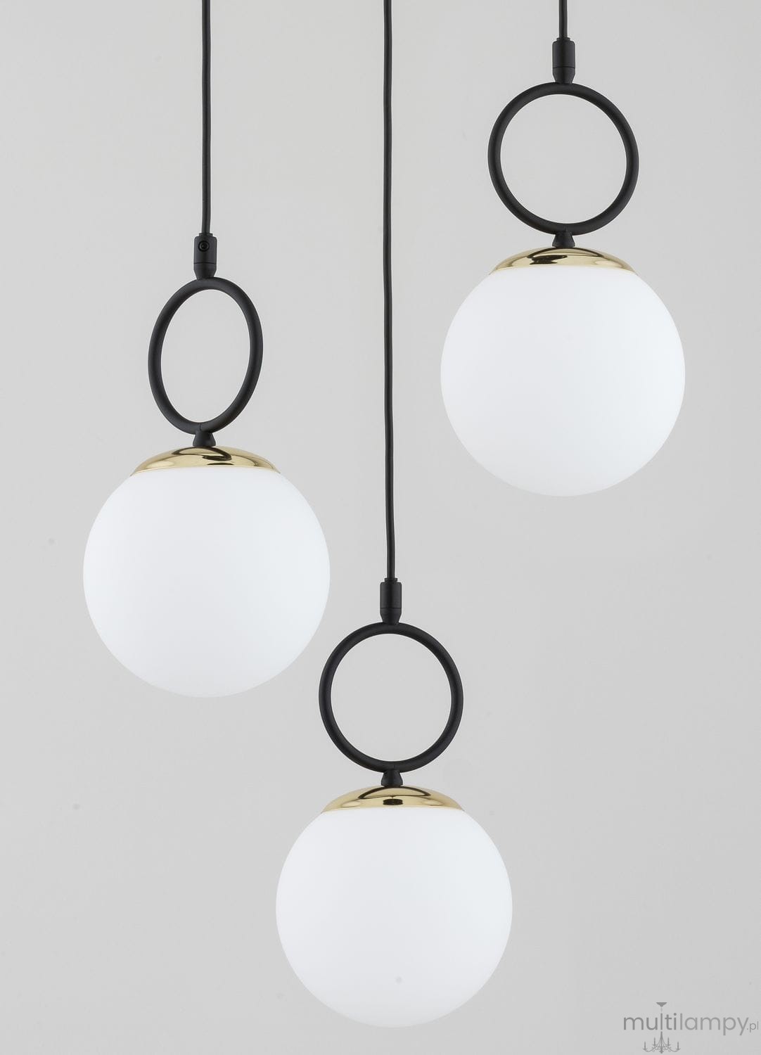 Lampa wisząca Lister 3xE14 w kolorze czarno-białym. Trzy okrągłe klosze z matowego szkła zawieszone na czarnych przewodach, z złotymi detalami u góry. Ujęcie frontalne, produkt wisi w przestrzeni na jednolitym tle.