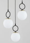 Lampa wisząca Lister 3xE14 w kolorze czarno-białym. Trzy okrągłe klosze z matowego szkła zawieszone na czarnych przewodach, z złotymi detalami u góry. Ujęcie frontalne, produkt wisi w przestrzeni na jednolitym tle.