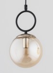 Lampa wisząca Lister 1xE14 w kolorze czarno-złotym. Posiada szklany klosz w kształcie kuli z przezroczystego szkła, zawieszony na czarnym, okrągłym elemencie. Widoczny złoty trzonek wewnątrz klosza. Ujęcie frontalne, na jednolitym tle.