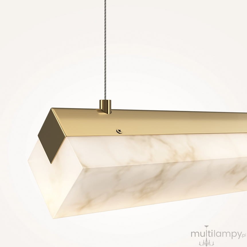 Lampa wisząca LED Petra o mocy 35W i temperaturze barwowej 3000K, w kolorze mosiądzu. Posiada prostokątną, mleczną klosz z delikatnym wzorem. Ujęcie z boku, zawieszona na cienkim przewodzie, z widocznym elementem montażowym.