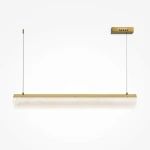 Lampa wisząca LED Petra o mocy 35W, kolorze mosiądzu, z prostokątnym, mlecznym kloszem. Zawieszona na dwóch cienkich przewodach, z prostokątną podstawą montażową. Temperatura barwowa 3000K.