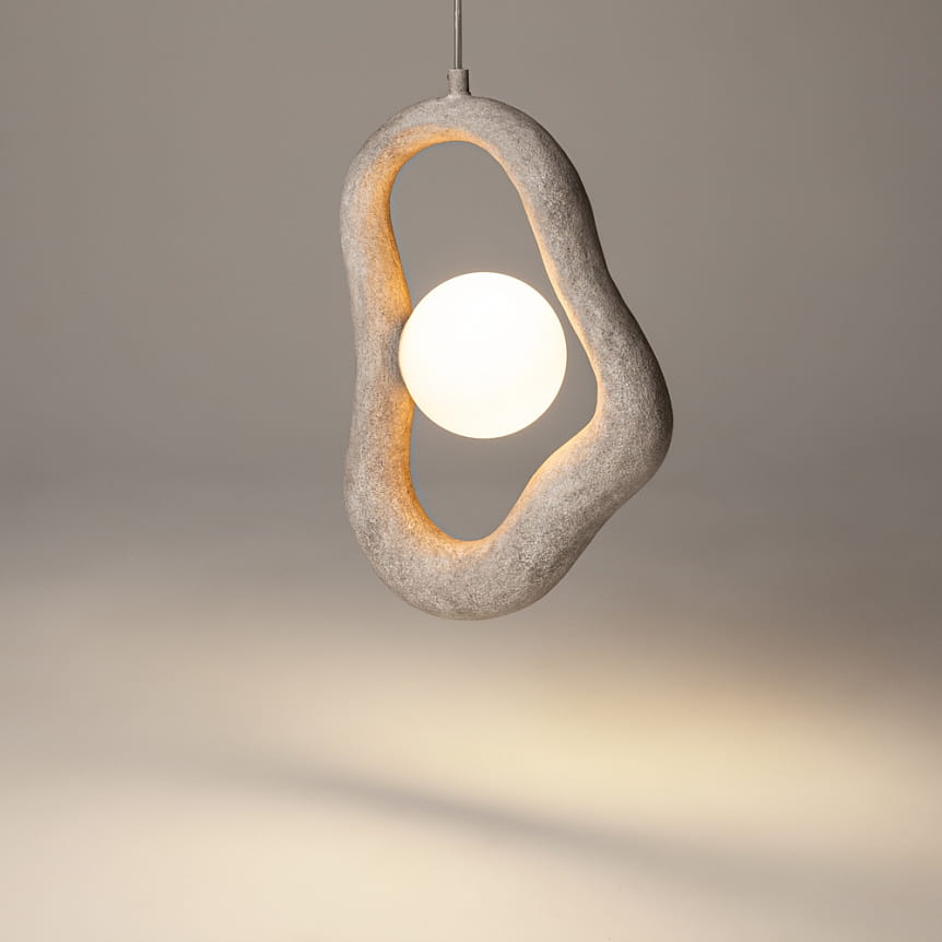 Lampa wisząca Opus w kolorze szarym z okrągłym, białym źródłem światła umieszczonym w asymetrycznej, teksturowanej obudowie. Zawieszona na cienkim przewodzie, prezentuje się w minimalistycznym stylu.