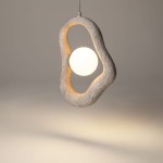 Lampa wisząca Opus w kolorze szarym z okrągłym, białym źródłem światła umieszczonym w asymetrycznej, teksturowanej obudowie. Zawieszona na cienkim przewodzie, prezentuje się w minimalistycznym stylu.
