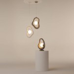 Lampa stołowa Opus w kolorze szarym z jednym gniazdem G9. Okrągła podstawa na cylindrycznym podium. Ciekawy, organiczny kształt wykończony na matowo, z widoczną żarówką w środku, prezentująca nowoczesny design.
