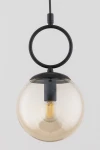 Lampa wisząca Sitro z czarnym metalowym elementem oraz bursztynową, szklaną kulą. Ujęcie frontalne, zawieszona na cienkim kablu. Wewnątrz widoczna żarówka E14. Prosta forma, idealna do nowoczesnych wnętrz.