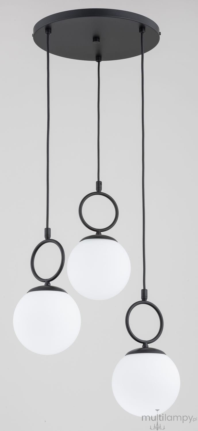 Lampa wisząca Sitro z trzema kloszami w kształcie kul, wykonana z białego szkła i czarnych metalowych elementów. Klosze zawieszone na długich czarnych linkach, mocowane do okrągłej podstawy. Prosta konstrukcja, nowoczesny design.