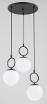 Lampa wisząca Sitro z trzema kloszami w kształcie kul, wykonana z białego szkła i czarnych metalowych elementów. Klosze zawieszone na długich czarnych linkach, mocowane do okrągłej podstawy. Prosta konstrukcja, nowoczesny design.