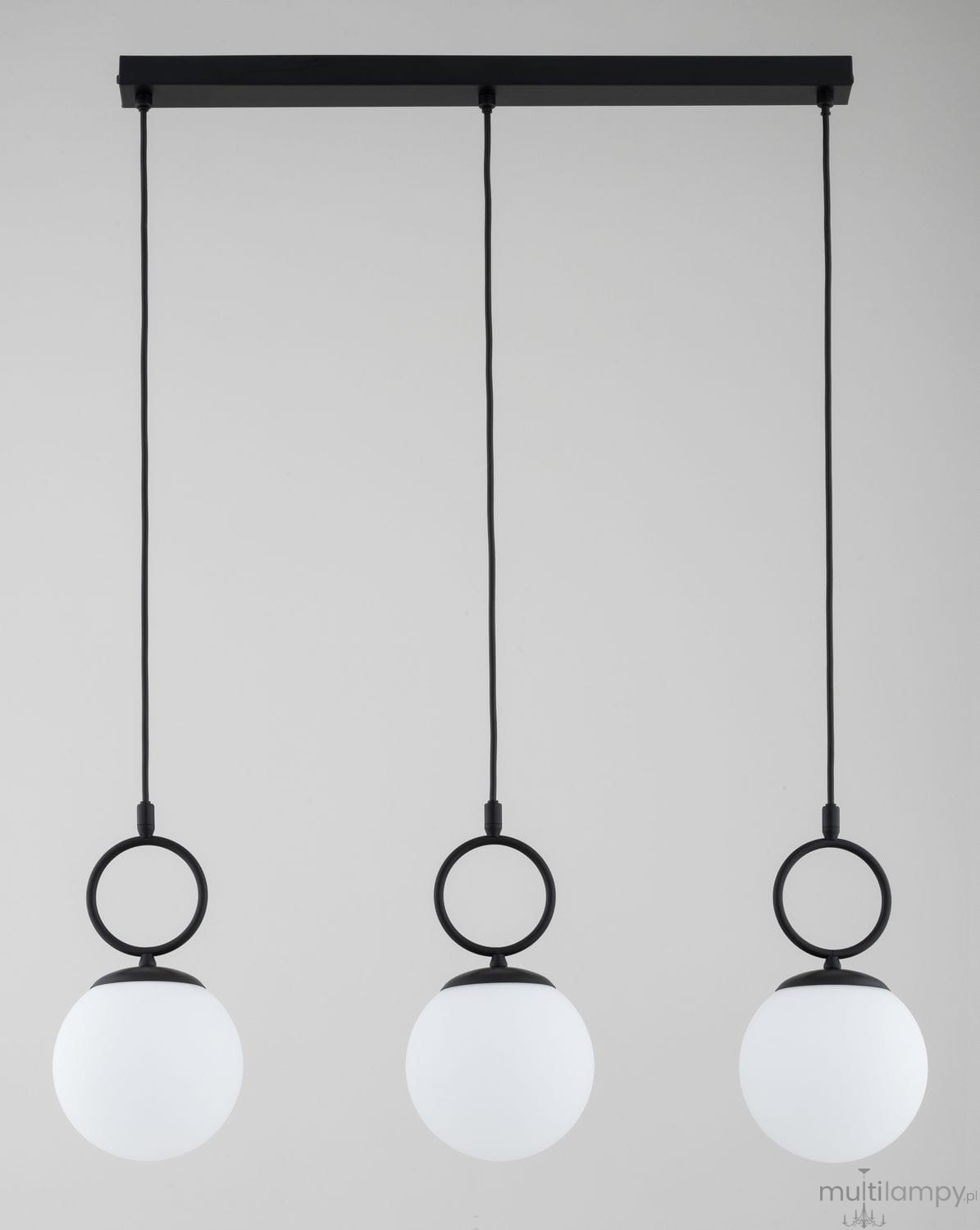 Lampa wisząca Sitro z trzema okrągłymi kloszami w białym kolorze, zawieszonymi na czarnych linkach. Klosze osadzone w czarnych obręczach. Prosty, nowoczesny design. Ujęcie frontalne, produkt wiszący na jednolitym tle.