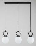 Lampa wisząca Sitro z trzema okrągłymi kloszami w białym kolorze, zawieszonymi na czarnych linkach. Klosze osadzone w czarnych obręczach. Prosty, nowoczesny design. Ujęcie frontalne, produkt wiszący na jednolitym tle.