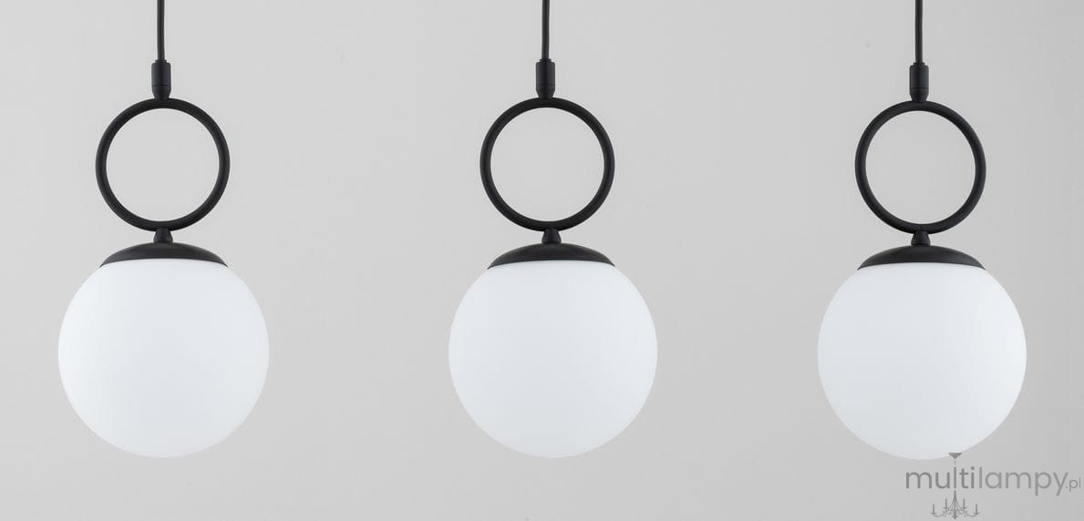 Lampa wisząca Sitro z trzema okrągłymi kloszami z matowego białego szkła, zawieszona na czarnych metalowych pierścieniach. Produkt widoczny z przodu, na jednolitym tle. Idealna do nowoczesnych wnętrz.